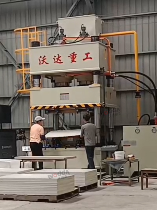 630噸復合材料成型液壓機客戶現場 630噸復合材料成型液壓機客戶現場