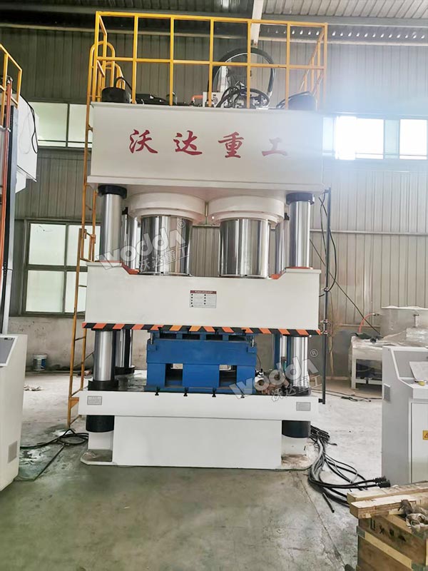 1800噸木屑托盤成型液壓機現場