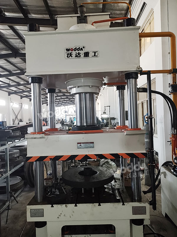 不銹鋼鍋蓋成型液壓機現場